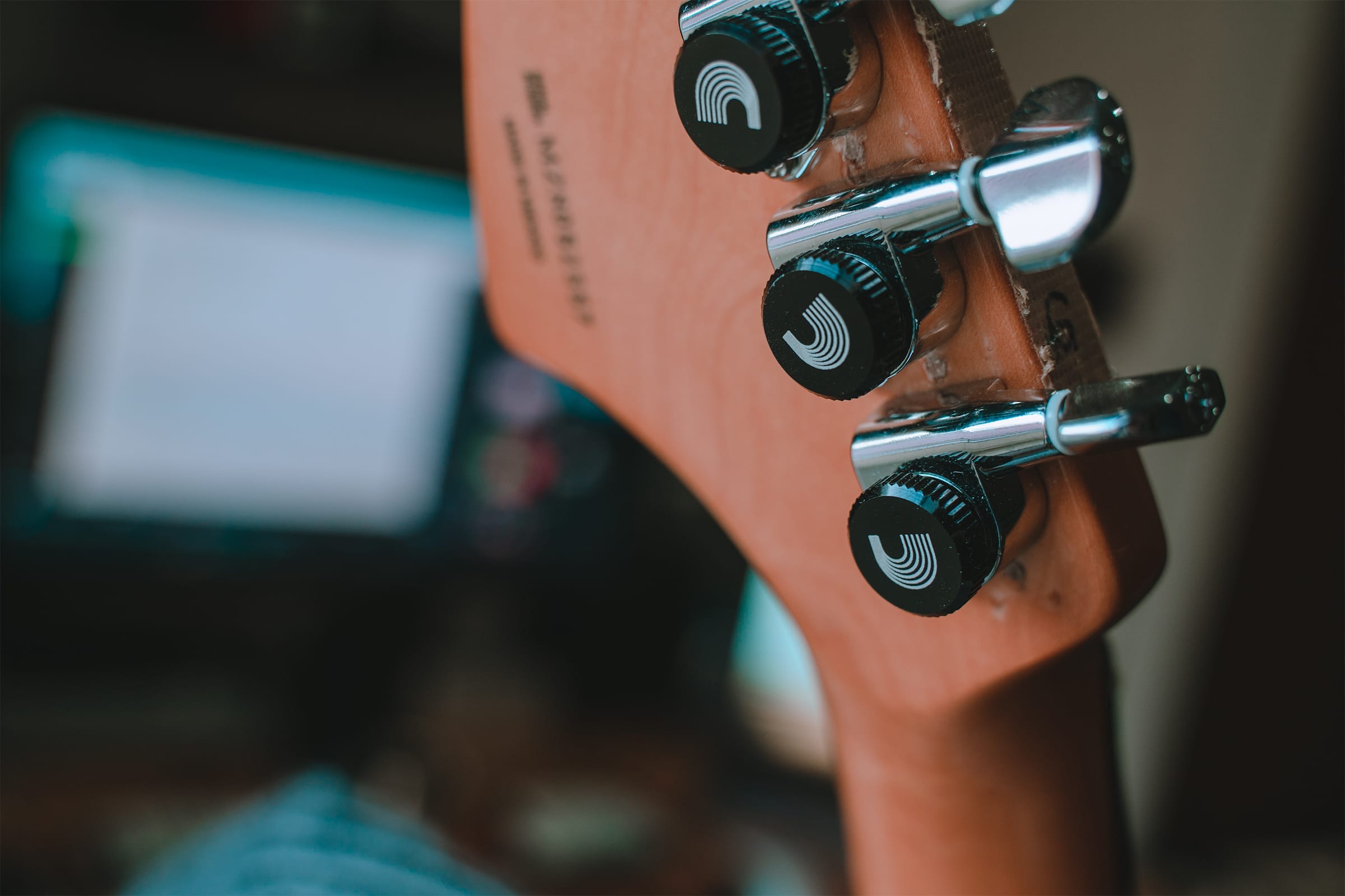 AUTO TRIM ペグを装着したギターのヘッド部分の裏の写真